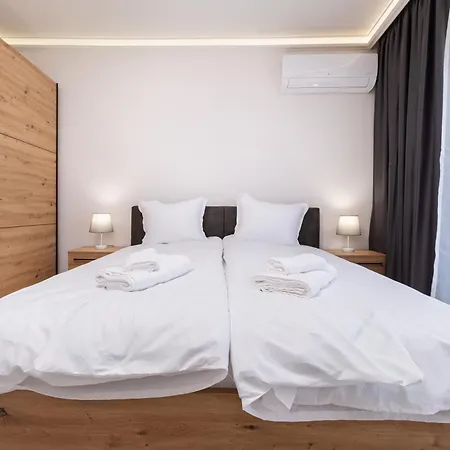 Modern 1-bedroom Apartment *