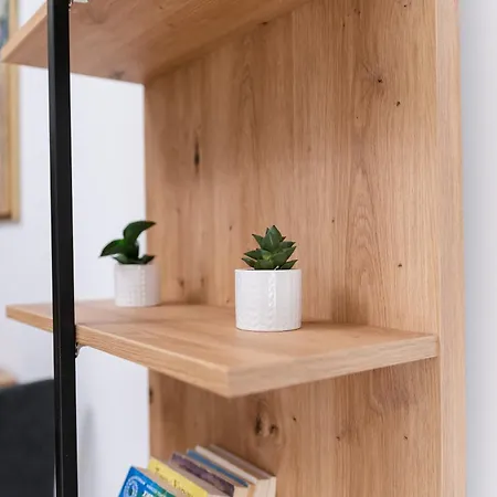 Modern 1-bedroom Apartment *