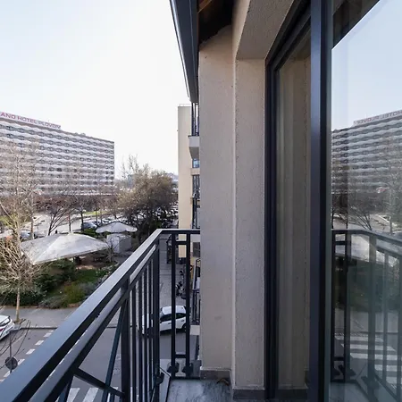 Modern 1-bedroom Apartment *